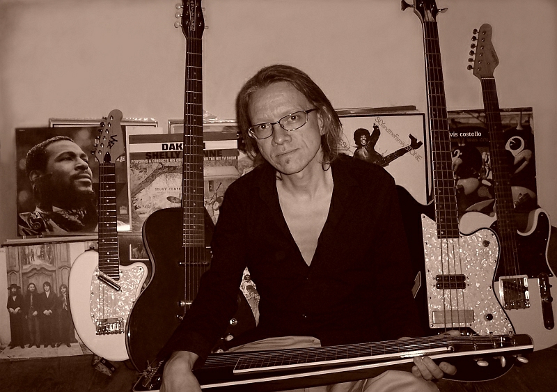 Arne, toys and heroes hawaii arne berlin, arne paul neumann, framus, surfcaster, danelectro, risa, guitarlele, telecaster