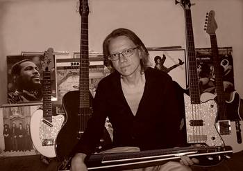 hawaii arne berlin , arne neumann , arne paul neumann , framus , surfcaster , danelectro , risa , guitarlele , bass , berlin , telecaster , vintage , guitar , gitarre